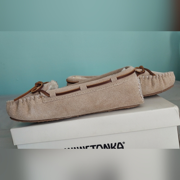 Minnetonka Stone Suede Moccasins Women's Size 6 Or Girls 4.5 NWT - Picture 7 of 8